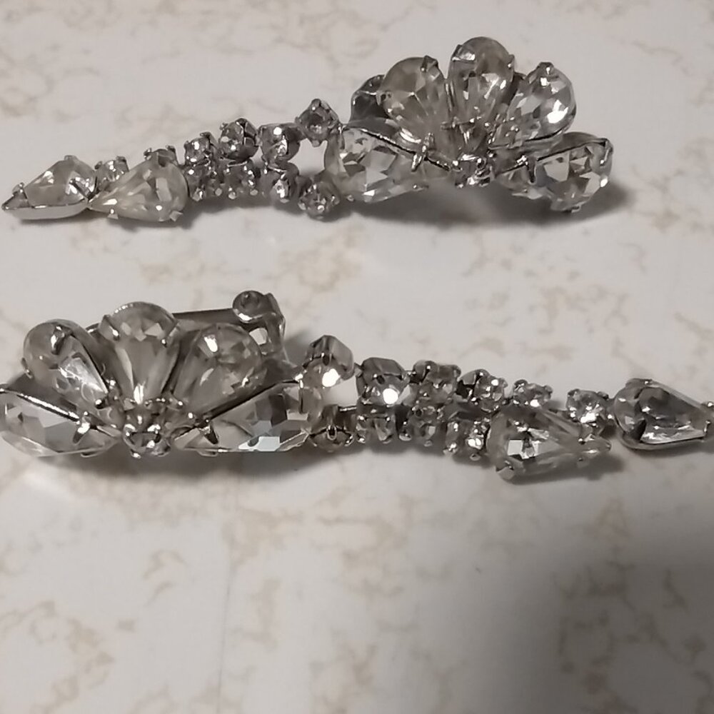 Classy flower design earrings with a sparkle